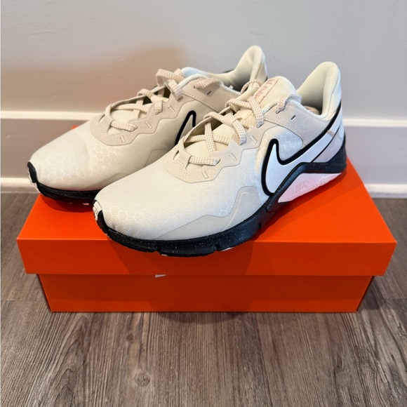NIB Women’s Nike Legend Essential 2 Premium - Picture 1 of 8